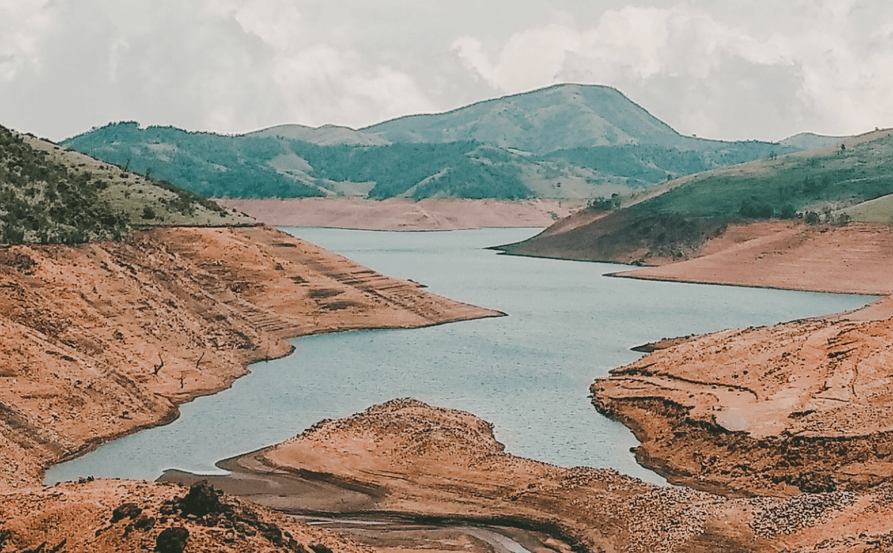Photo de la pluie sur un toit